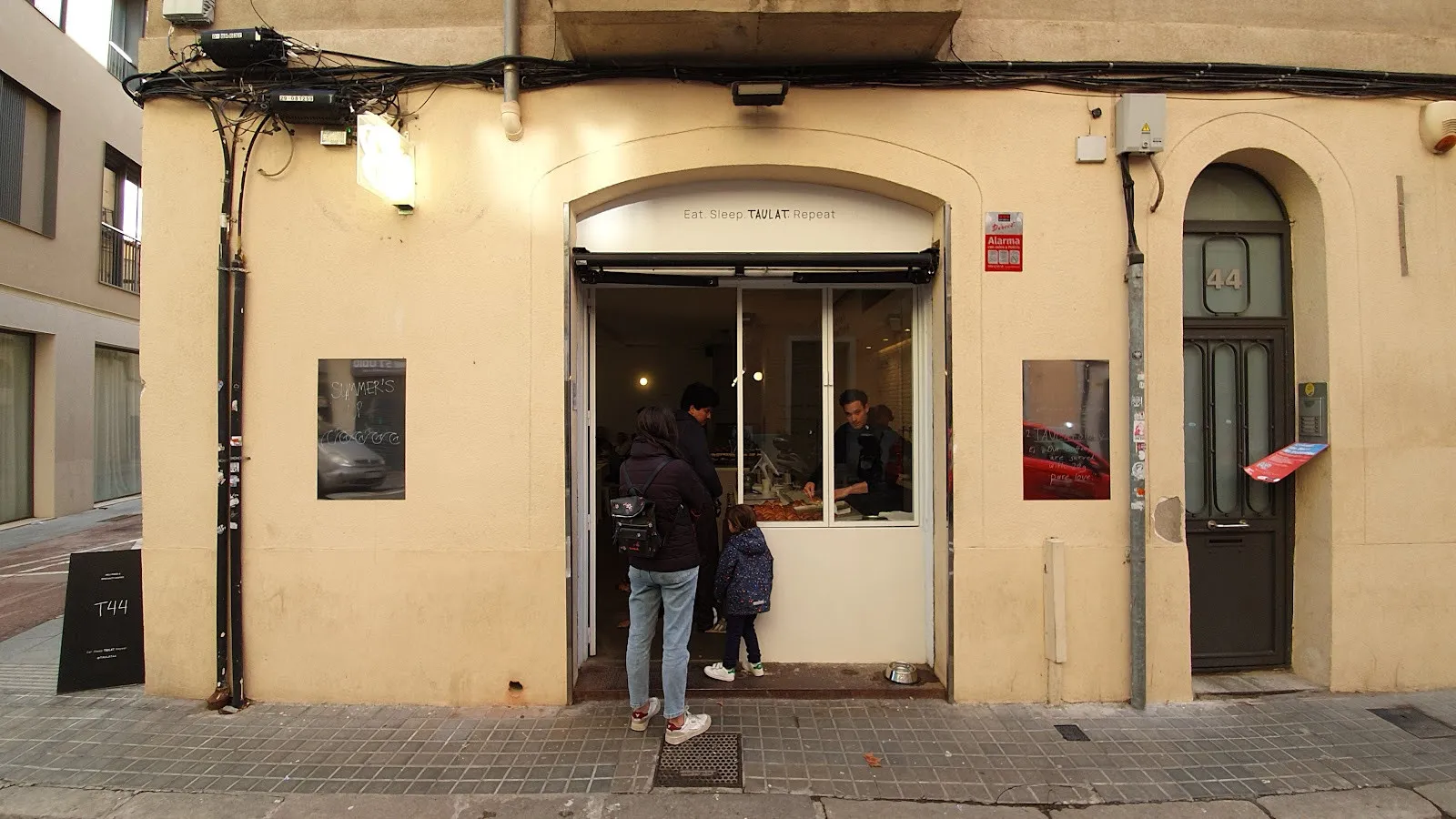 La entrada de T.44, en la esquina de Carrer del Taulat 44