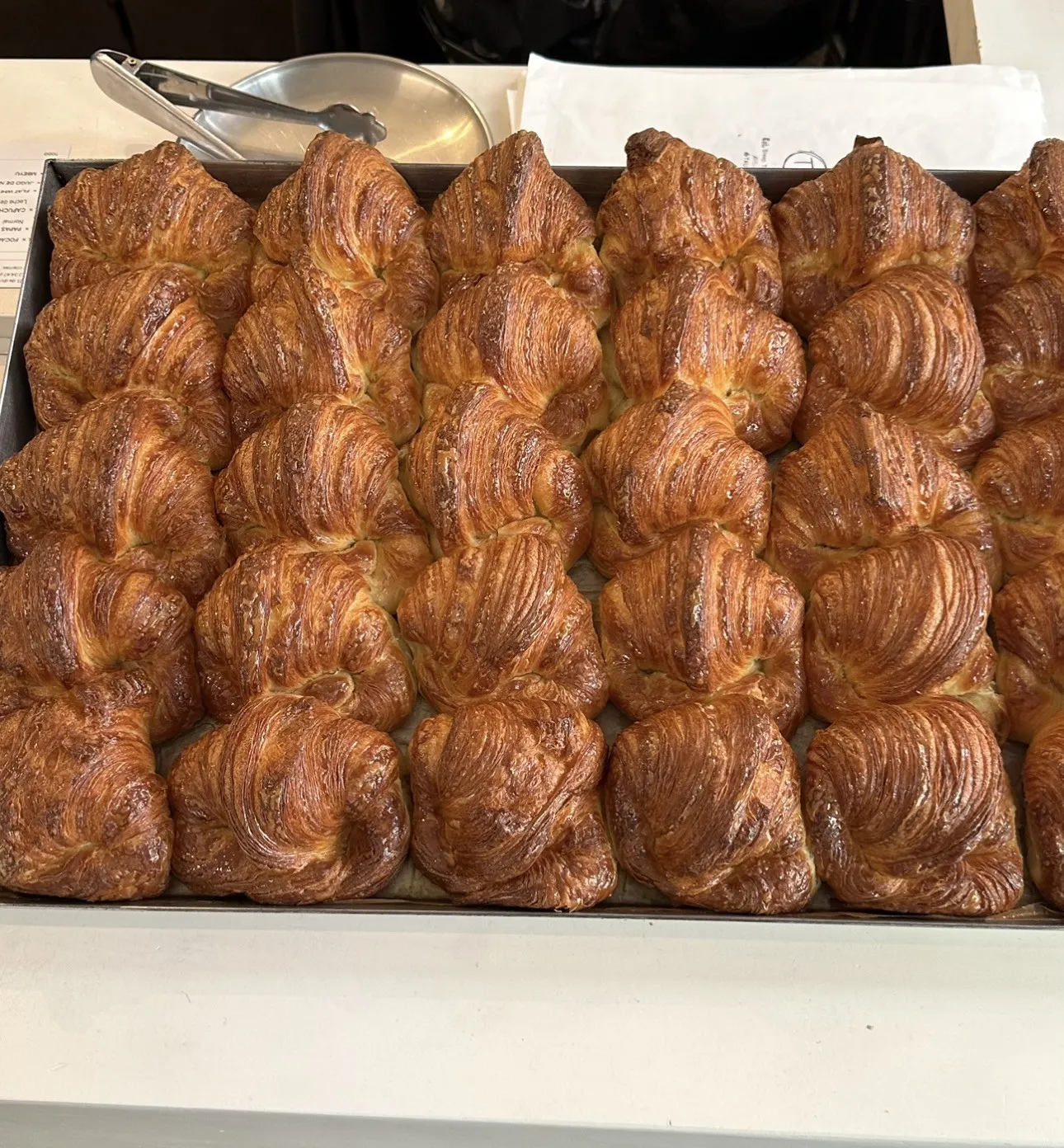 Una bandeja de croissants recién hechos