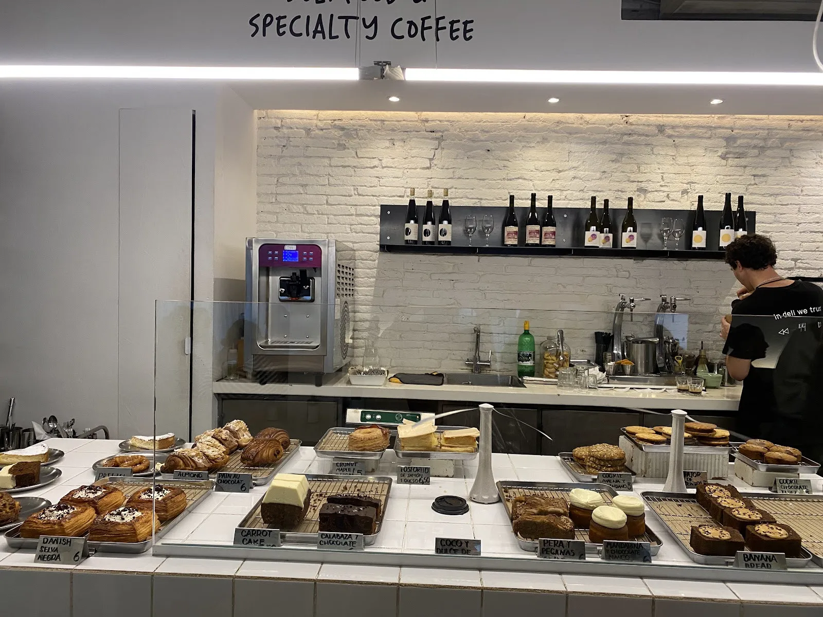 La barra de T.44, con los dulces delante y la máquina de café detrás