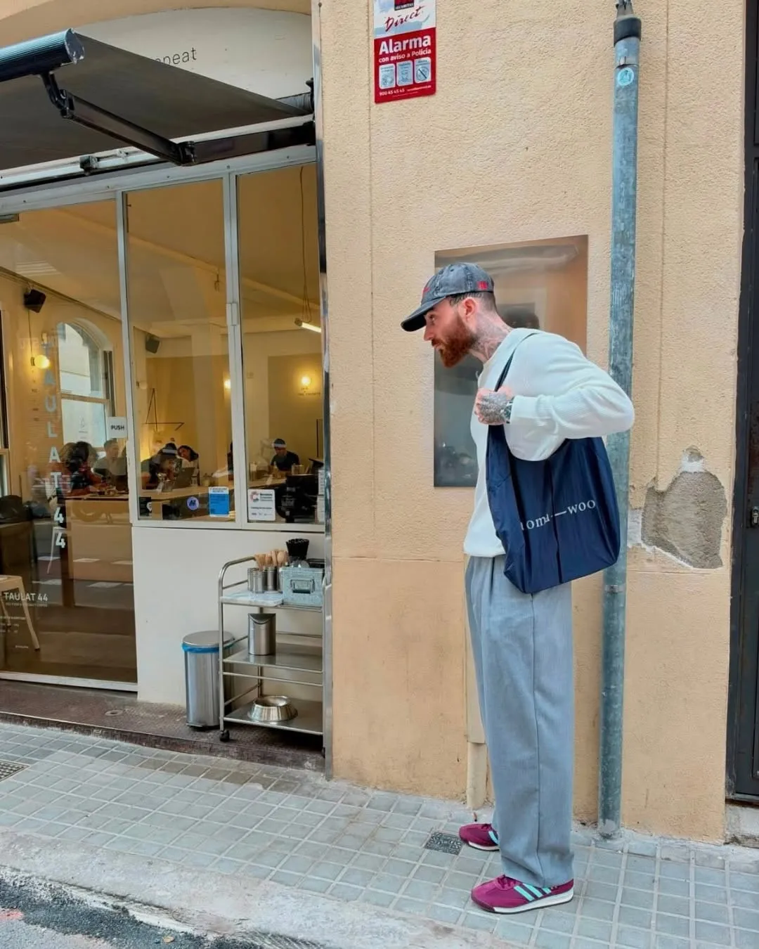 Un home a la porta oberta de T.44
