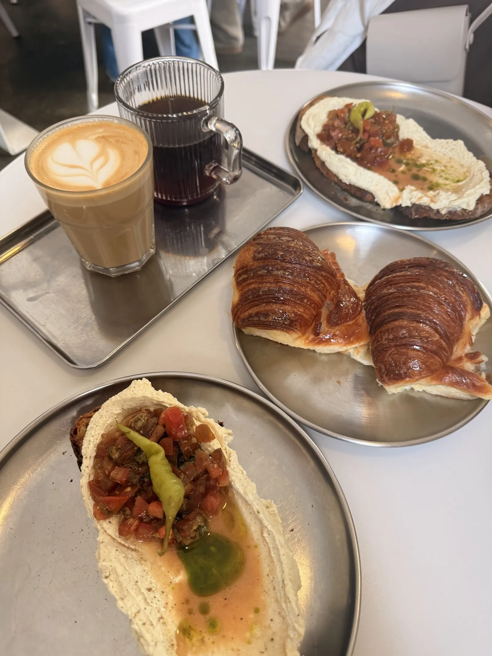 Un brunch en T.44: café, croissants y platos de la cocina en platos de metal