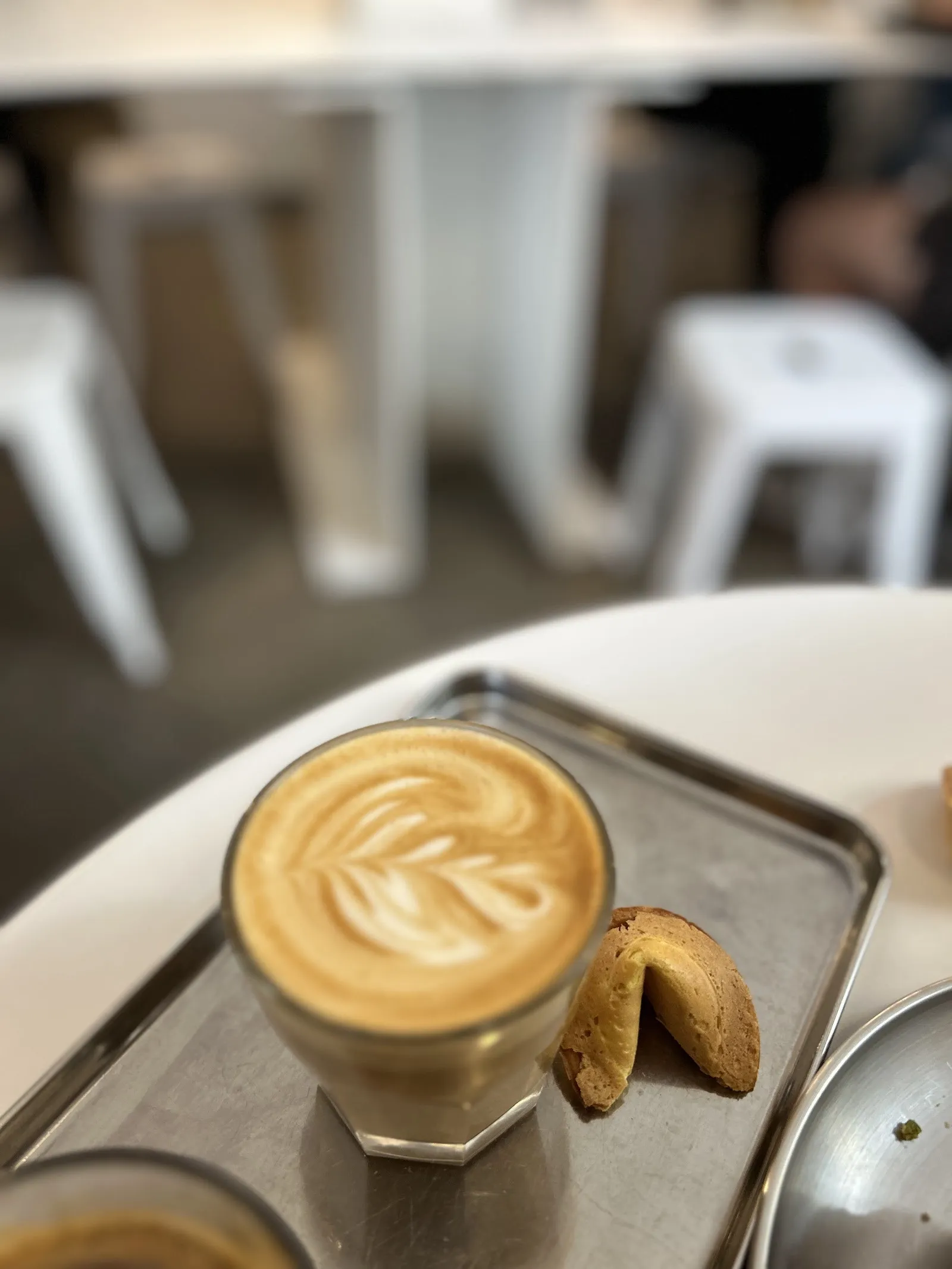 Un café con leche con una galleta de la fortuna